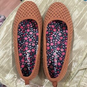 Brown Carter Easton Flats in size 1 youth
